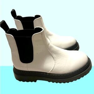 Bella Marie white leather ankle boots w/h double elastic inside and outside $35